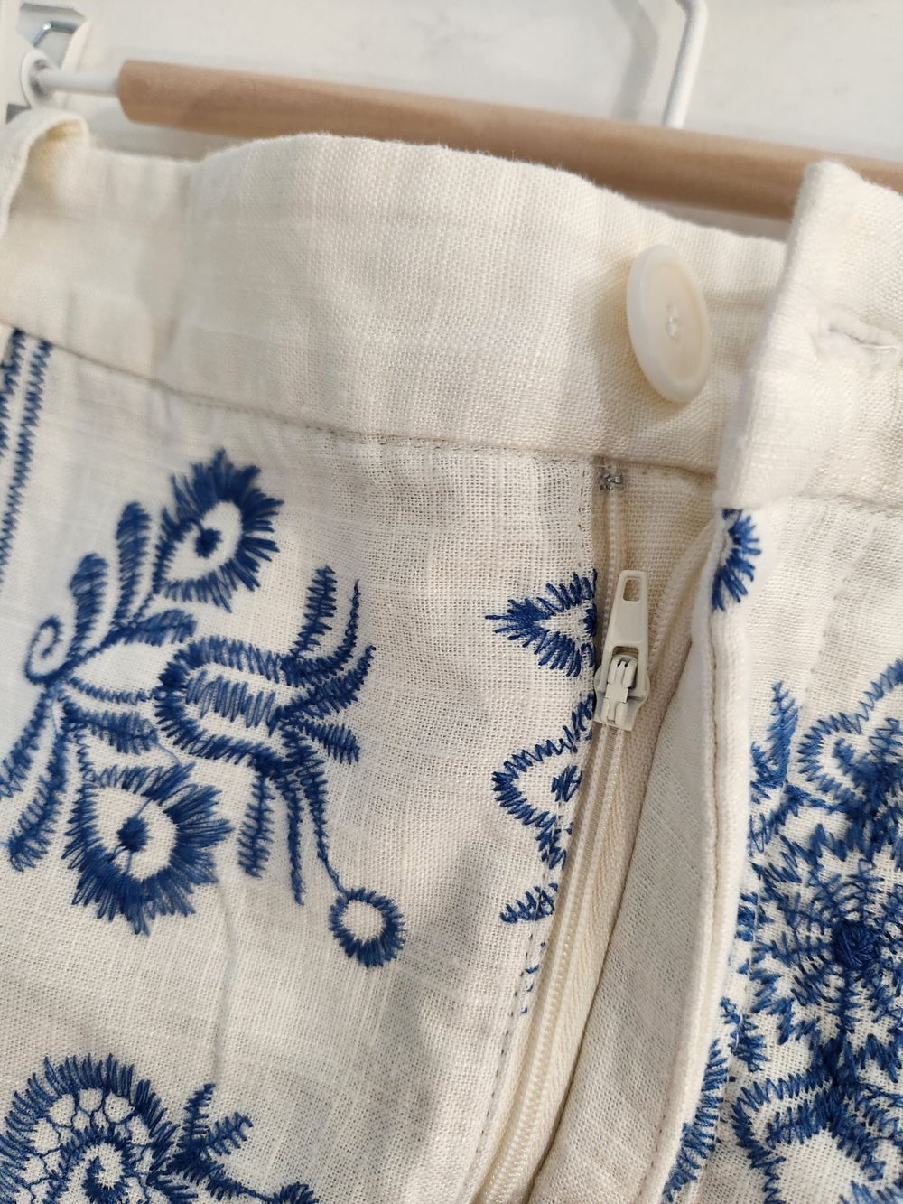 Zara Cream Wide-Leg Capris with Blue Embroidered Floral Print - Picture 10 of 13